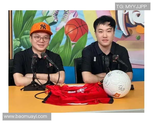 足球巨星化身街头路人惊喜现身引发球迷热议与欢呼